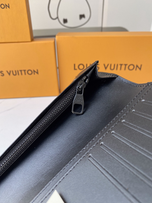 LVコピーウォレット着用イメージ